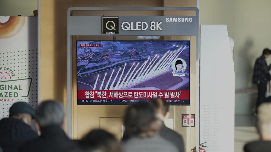 Layar TV menayangkan laporan peluncuran rudal Korea Utara dengan gambar arsip selama program berita di Stasiun Kereta Api Seoul di Seoul, Korea Selatan, Senin, 10 Maret 2025. (AP/Lee Jin-man)