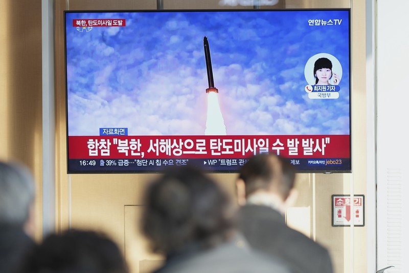 Layar TV menayangkan laporan peluncuran rudal Korea Utara dengan gambar arsip selama program berita di Stasiun Kereta Api Seoul di Seoul, Korea Selatan, Senin, 10 Maret 2025. (AP/Lee Jin-man) Layar TV menayangkan laporan peluncuran rudal Korea Utara dengan gambar arsip selama program berita di Stasiun Kereta Api Seoul di Seoul, Korea Selatan, Senin, 10 Maret 2025. (AP/Lee Jin-man)