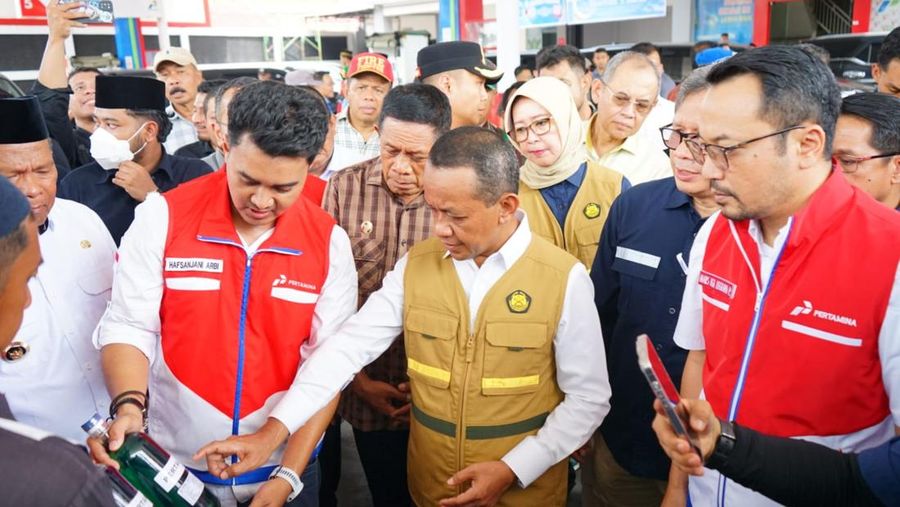Menteri ESDM, Bahlil Lahadalia memantau stok BBM di Baubau, Minggu (9/3).