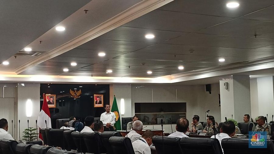 Menteri Pertanian Amran Sulaiman saat rapat dengan Kadin di Kementan, Senin (10/3/2025). (CNBC Indonesia/Ferry Sandi)