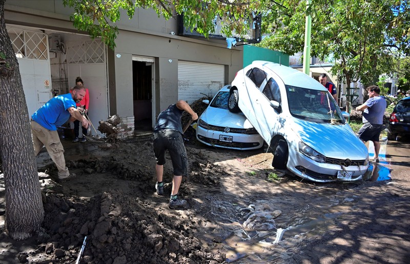 Pemandangan drone menunjukkan jalan-jalan yang banjir di kota Bahia Blanca, di provinsi Buenos Aires, Argentina, 9 Maret 2025. Pemandangan drone menunjukkan jalan-jalan yang banjir di kota Bahia Blanca, di provinsi Buenos Aires, Argentina, 9 Maret 2025. (REUTERS/Juan Sebastian Lobos)