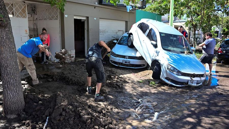 Pemandangan drone menunjukkan jalan-jalan yang banjir di kota Bahia Blanca, di provinsi Buenos Aires, Argentina, 9 Maret 2025. (REUTERS/Juan Sebastian Lobos)