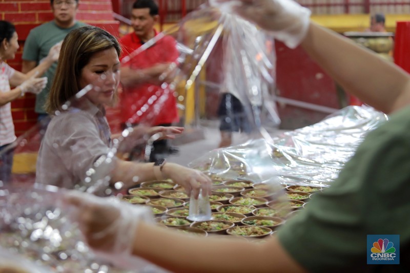 Panitia menyiapkan menu makanan untuk buka puasa di Vihara Dharma Bakti, Petak Sembilan, Jakarta, Senin (10/3/2025). Vihara Dharma Bakti menyediakan 350 sajian buka puasa Ramadhan 1446 H bagi umat muslim di sekitar vihara yang diharapkan dapat mempererat persaudaraan dan toleransi antarumat beragama. (CNBC Indonesia/Muhammad Sabki) Panitia menyiapkan menu makanan untuk buka puasa di Vihara Dharma Bakti, Petak Sembilan, Jakarta, Senin (10/3/2025). Vihara Dharma Bakti menyediakan 350 sajian buka puasa Ramadhan 1446 H bagi umat muslim di sekitar vihara yang diharapkan dapat mempererat persaudaraan dan toleransi antarumat beragama. (CNBC Indonesia/Muhammad Sabki)