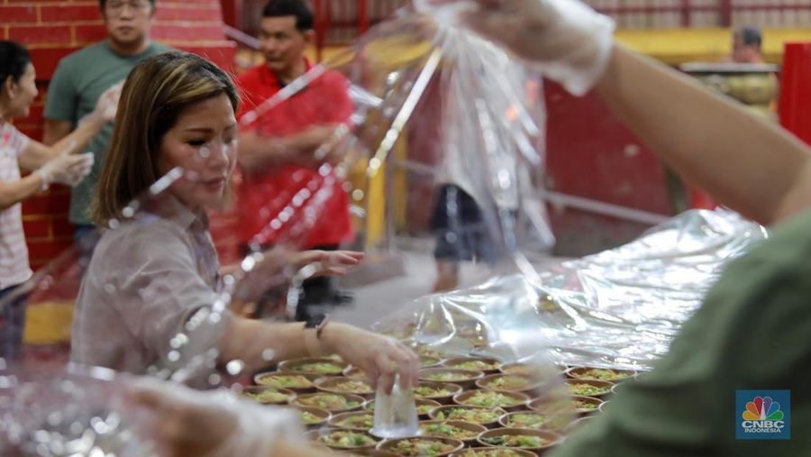 Panitia menyiapkan menu makanan untuk buka puasa di Vihara Dharma Bakti, Petak Sembilan, Jakarta, Senin (10/3/2025). Vihara Dharma Bakti menyediakan 350 sajian buka puasa Ramadhan 1446 H bagi umat muslim di sekitar vihara yang diharapkan dapat mempererat persaudaraan dan toleransi antarumat beragama. (CNBC Indonesia/Muhammad Sabki)