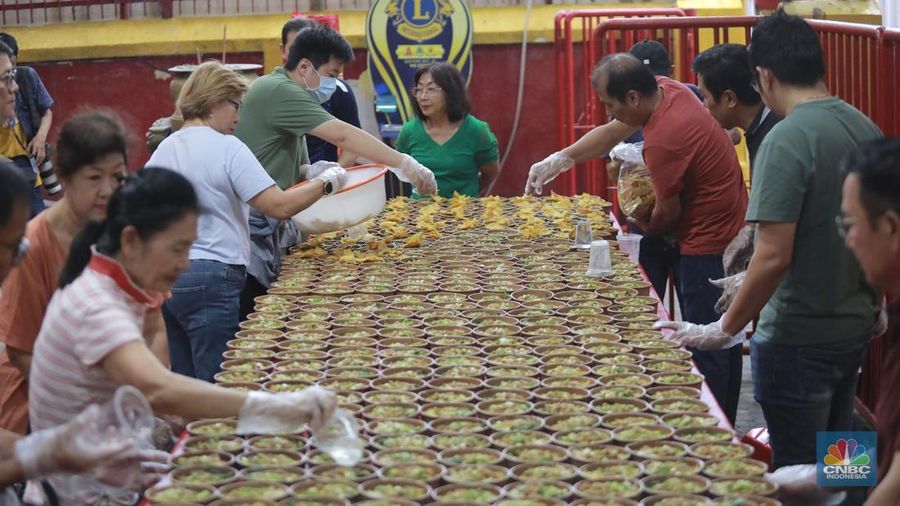 Panitia menyiapkan menu makanan untuk buka puasa di Vihara Dharma Bakti, Petak Sembilan, Jakarta, Senin (10/3/2025). Vihara Dharma Bakti menyediakan 350 sajian buka puasa Ramadhan 1446 H bagi umat muslim di sekitar vihara yang diharapkan dapat mempererat persaudaraan dan toleransi antarumat beragama. (CNBC Indonesia/Muhammad Sabki)