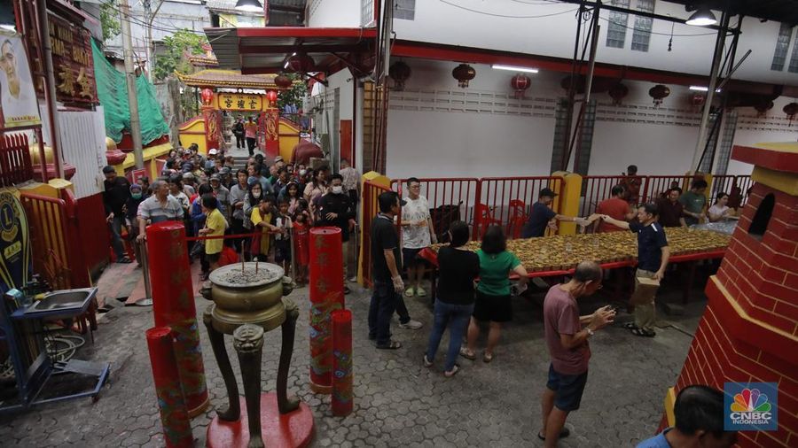 Panitia menyiapkan menu makanan untuk buka puasa di Vihara Dharma Bakti, Petak Sembilan, Jakarta, Senin (10/3/2025). Vihara Dharma Bakti menyediakan 350 sajian buka puasa Ramadhan 1446 H bagi umat muslim di sekitar vihara yang diharapkan dapat mempererat persaudaraan dan toleransi antarumat beragama. (CNBC Indonesia/Muhammad Sabki)