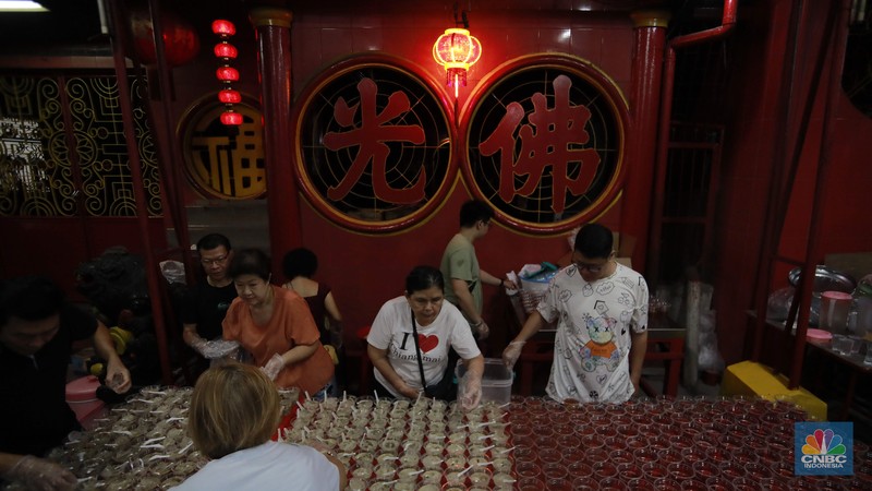 Panitia menyiapkan menu makanan untuk buka puasa di Vihara Dharma Bakti, Petak Sembilan, Jakarta, Senin (10/3/2025). Vihara Dharma Bakti menyediakan 350 sajian buka puasa Ramadhan 1446 H bagi umat muslim di sekitar vihara yang diharapkan dapat mempererat persaudaraan dan toleransi antarumat beragama. (CNBC Indonesia/Muhammad Sabki) Panitia menyiapkan menu makanan untuk buka puasa di Vihara Dharma Bakti, Petak Sembilan, Jakarta, Senin (10/3/2025). Vihara Dharma Bakti menyediakan 350 sajian buka puasa Ramadhan 1446 H bagi umat muslim di sekitar vihara yang diharapkan dapat mempererat persaudaraan dan toleransi antarumat beragama. (CNBC Indonesia/Muhammad Sabki)