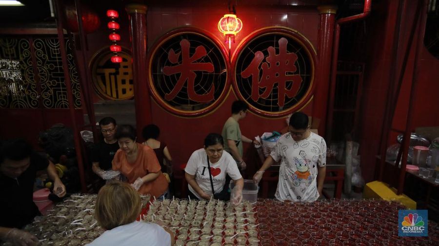 Panitia menyiapkan menu makanan untuk buka puasa di Vihara Dharma Bakti, Petak Sembilan, Jakarta, Senin (10/3/2025). Vihara Dharma Bakti menyediakan 350 sajian buka puasa Ramadhan 1446 H bagi umat muslim di sekitar vihara yang diharapkan dapat mempererat persaudaraan dan toleransi antarumat beragama. (CNBC Indonesia/Muhammad Sabki)