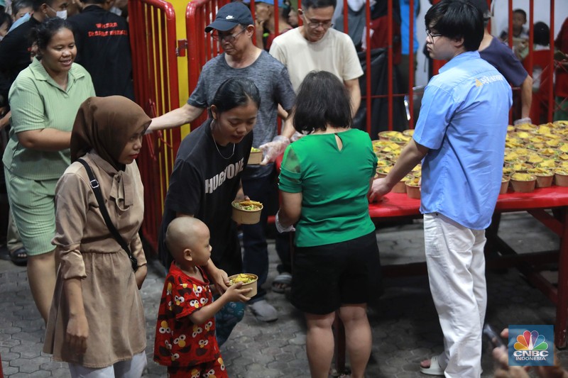 Panitia menyiapkan menu makanan untuk buka puasa di Vihara Dharma Bakti, Petak Sembilan, Jakarta, Senin (10/3/2025). Vihara Dharma Bakti menyediakan 350 sajian buka puasa Ramadhan 1446 H bagi umat muslim di sekitar vihara yang diharapkan dapat mempererat persaudaraan dan toleransi antarumat beragama. (CNBC Indonesia/Muhammad Sabki) Panitia menyiapkan menu makanan untuk buka puasa di Vihara Dharma Bakti, Petak Sembilan, Jakarta, Senin (10/3/2025). Vihara Dharma Bakti menyediakan 350 sajian buka puasa Ramadhan 1446 H bagi umat muslim di sekitar vihara yang diharapkan dapat mempererat persaudaraan dan toleransi antarumat beragama. (CNBC Indonesia/Muhammad Sabki)