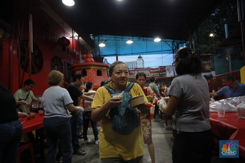 Panitia menyiapkan menu makanan untuk buka puasa di Vihara Dharma Bakti, Petak Sembilan, Jakarta, Senin (10/3/2025). Vihara Dharma Bakti menyediakan 350 sajian buka puasa Ramadhan 1446 H bagi umat muslim di sekitar vihara yang diharapkan dapat mempererat persaudaraan dan toleransi antarumat beragama. (CNBC Indonesia/Muhammad Sabki) Panitia menyiapkan menu makanan untuk buka puasa di Vihara Dharma Bakti, Petak Sembilan, Jakarta, Senin (10/3/2025). Vihara Dharma Bakti menyediakan 350 sajian buka puasa Ramadhan 1446 H bagi umat muslim di sekitar vihara yang diharapkan dapat mempererat persaudaraan dan toleransi antarumat beragama. (CNBC Indonesia/Muhammad Sabki)