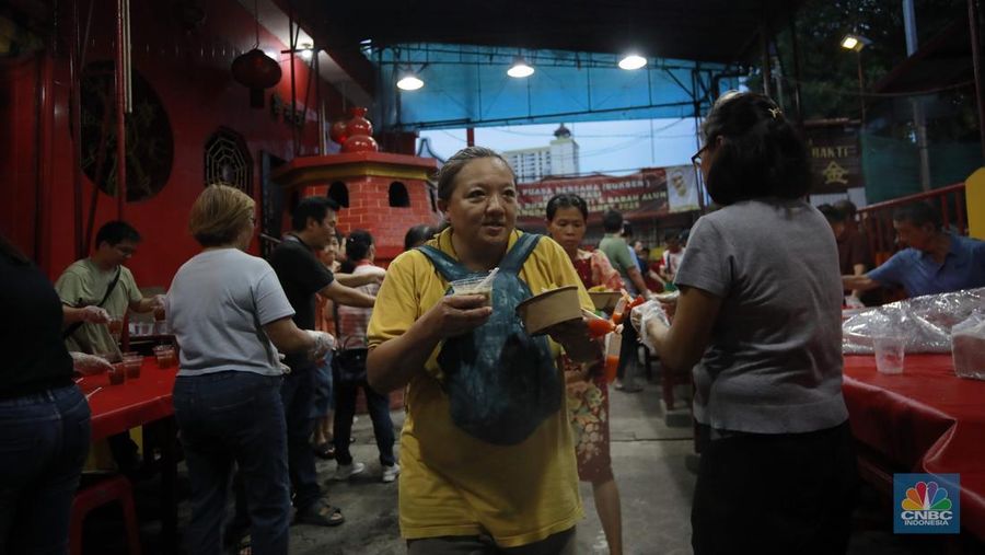 Panitia menyiapkan menu makanan untuk buka puasa di Vihara Dharma Bakti, Petak Sembilan, Jakarta, Senin (10/3/2025). Vihara Dharma Bakti menyediakan 350 sajian buka puasa Ramadhan 1446 H bagi umat muslim di sekitar vihara yang diharapkan dapat mempererat persaudaraan dan toleransi antarumat beragama. (CNBC Indonesia/Muhammad Sabki)