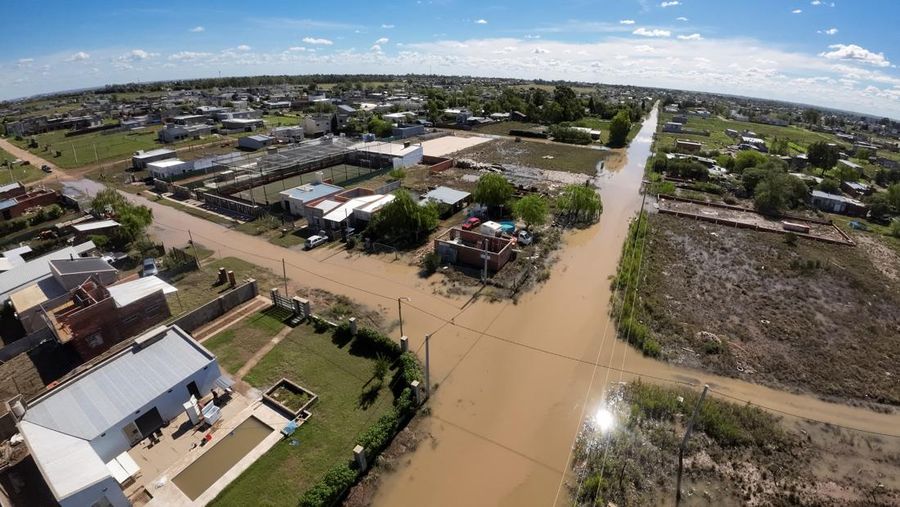 Pemandangan drone menunjukkan jalan-jalan yang banjir di kota Bahia Blanca, di provinsi Buenos Aires, Argentina, 9 Maret 2025. (REUTERS/Juan Sebastian Lobos)