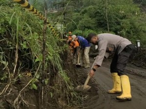 Polisi hingga Warga Bersihkan Material Tebing Longsor di Lereng Bromo