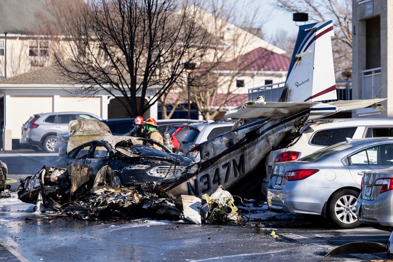 Petugas tanggap pertama bekerja di lokasi kejadian setelah sebuah pesawat jatuh di tempat parkir komunitas pensiunan di Manheim Township, Pa., Minggu, 9 Maret 2025. Petugas tanggap pertama bekerja di lokasi kejadian setelah sebuah pesawat jatuh di tempat parkir komunitas pensiunan di Manheim Township, Pa., Minggu, 9 Maret 2025. (Logan Gehman/LNP/LancasterOnline via AP)