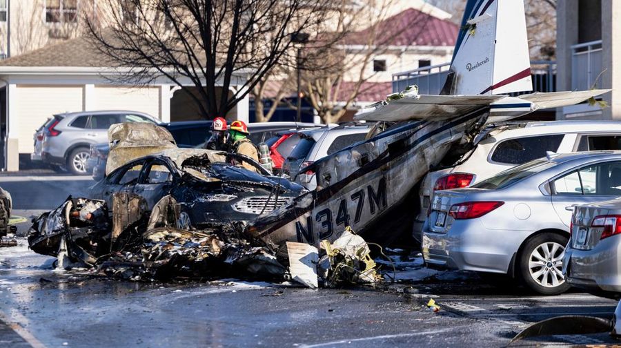 Petugas tanggap pertama bekerja di lokasi kejadian setelah sebuah pesawat jatuh di tempat parkir komunitas pensiunan di Manheim Township, Pa., Minggu, 9 Maret 2025. (Logan Gehman/LNP/LancasterOnline via AP)