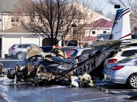 Potret Ngeri Pesawat Jatuh & Terbakar di Parkiran Mobil