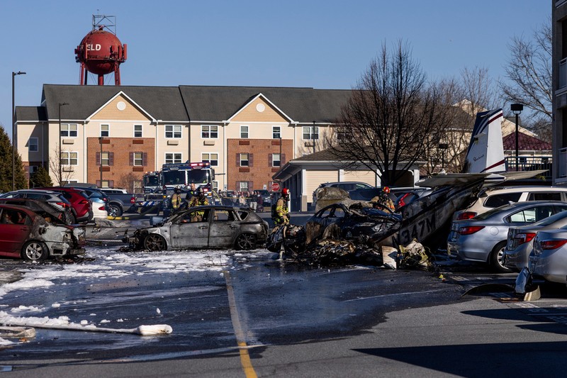 Petugas tanggap pertama bekerja di lokasi kejadian setelah sebuah pesawat jatuh di tempat parkir komunitas pensiunan di Manheim Township, Pa., Minggu, 9 Maret 2025. Petugas tanggap pertama bekerja di lokasi kejadian setelah sebuah pesawat jatuh di tempat parkir komunitas pensiunan di Manheim Township, Pa., Minggu, 9 Maret 2025. (Logan Gehman/LNP/LancasterOnline via AP)