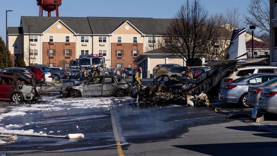 Petugas tanggap pertama bekerja di lokasi kejadian setelah sebuah pesawat jatuh di tempat parkir komunitas pensiunan di Manheim Township, Pa., Minggu, 9 Maret 2025. (Logan Gehman/LNP/LancasterOnline via AP)