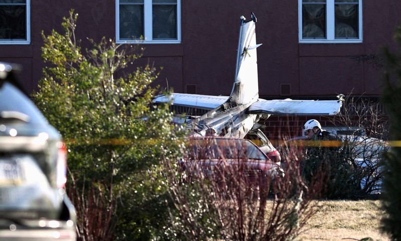 Petugas tanggap pertama bekerja di lokasi kejadian setelah sebuah pesawat jatuh di tempat parkir komunitas pensiunan di Manheim Township, Pa., Minggu, 9 Maret 2025. (Logan Gehman/LNP/LancasterOnline via AP)