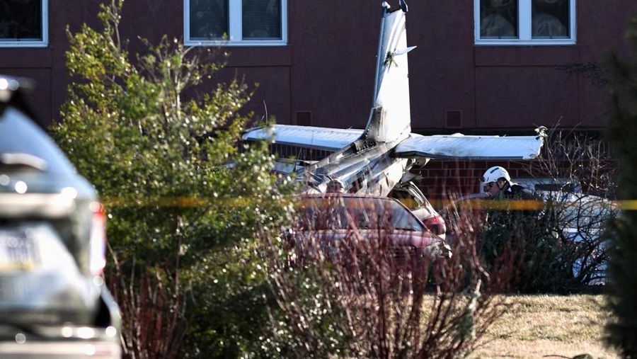 Petugas tanggap pertama bekerja di lokasi kejadian setelah sebuah pesawat jatuh di tempat parkir komunitas pensiunan di Manheim Township, Pa., Minggu, 9 Maret 2025. (Logan Gehman/LNP/LancasterOnline via AP)