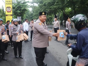 Saat Polisi di Pasuruan Berbagi Takjil kepada Pengguna Jalan