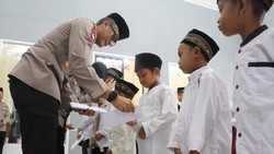 Senyum Ceria Anak Yatim Piatu Ikuti Santunan Polres Trenggalek