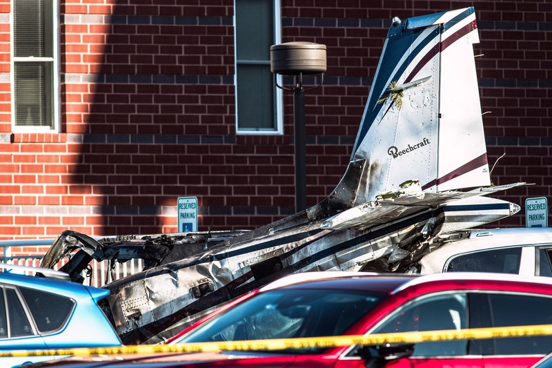 Petugas tanggap pertama bekerja di lokasi kejadian setelah sebuah pesawat jatuh di tempat parkir komunitas pensiunan di Manheim Township, Pa., Minggu, 9 Maret 2025. (Logan Gehman/LNP/LancasterOnline via AP)
