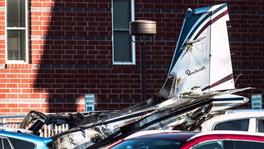 Petugas tanggap pertama bekerja di lokasi kejadian setelah sebuah pesawat jatuh di tempat parkir komunitas pensiunan di Manheim Township, Pa., Minggu, 9 Maret 2025. (Logan Gehman/LNP/LancasterOnline via AP)