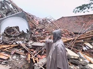 Rumah hingga Masjid di Purwakarta Hancur Imbas Tanah Bergerak