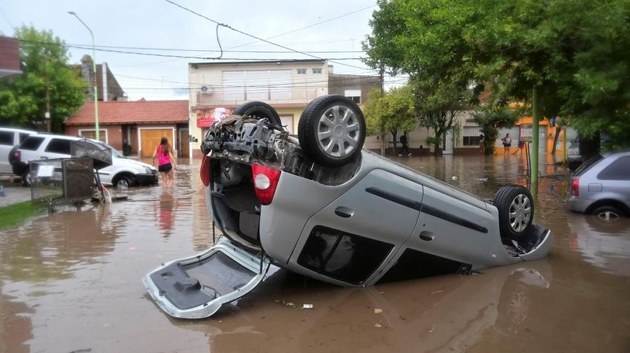 Pemandangan drone menunjukkan jalan-jalan yang banjir di kota Bahia Blanca, di provinsi Buenos Aires, Argentina, 9 Maret 2025. (REUTERS/Juan Sebastian Lobos)