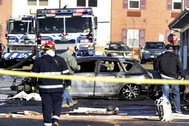 Petugas tanggap pertama bekerja di lokasi kejadian setelah sebuah pesawat jatuh di tempat parkir komunitas pensiunan di Manheim Township, Pa., Minggu, 9 Maret 2025. (Logan Gehman/LNP/LancasterOnline via AP)
