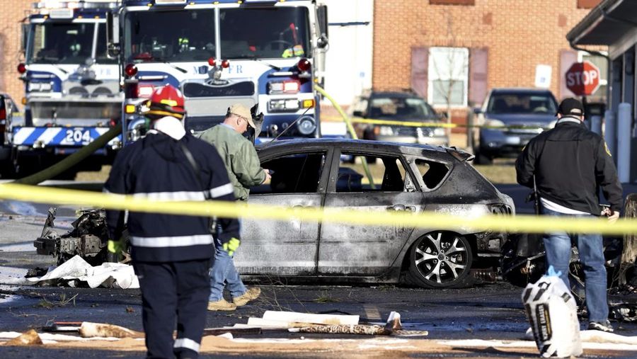 Petugas tanggap pertama bekerja di lokasi kejadian setelah sebuah pesawat jatuh di tempat parkir komunitas pensiunan di Manheim Township, Pa., Minggu, 9 Maret 2025. (Logan Gehman/LNP/LancasterOnline via AP)