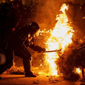 'Negara Drakula' Panas! Warga VS Polisi Bentrok, Fasilitas Dibakar