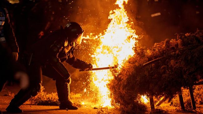 'Negara Drakula' Panas! Warga VS Polisi Bentrok, Fasilitas Dibakar