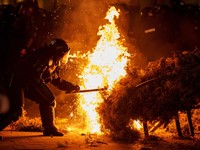 'Negara Drakula' Panas! Warga VS Polisi Bentrok, Fasilitas Dibakar