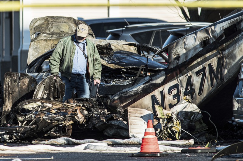 Petugas tanggap pertama bekerja di lokasi kejadian setelah sebuah pesawat jatuh di tempat parkir komunitas pensiunan di Manheim Township, Pa., Minggu, 9 Maret 2025. (Logan Gehman/LNP/LancasterOnline via AP)