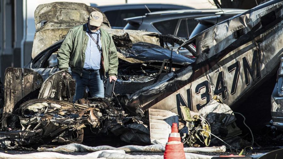 Petugas tanggap pertama bekerja di lokasi kejadian setelah sebuah pesawat jatuh di tempat parkir komunitas pensiunan di Manheim Township, Pa., Minggu, 9 Maret 2025. (Logan Gehman/LNP/LancasterOnline via AP)