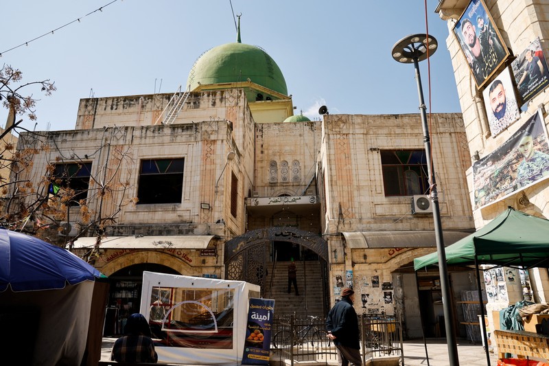 Seorang pria Palestina berdiri di pintu masuk masjid sehari setelah tentara Israel membakar masjid Al-Nasser di Nablus, di tengah serangan Tepi Barat, 8 Maret 2025. Seorang pria Palestina berdiri di pintu masuk masjid sehari setelah tentara Israel membakar masjid Al-Nasser di Nablus, di tengah serangan Tepi Barat, 8 Maret 2025. (REUTERS/Raneen Sawafta)