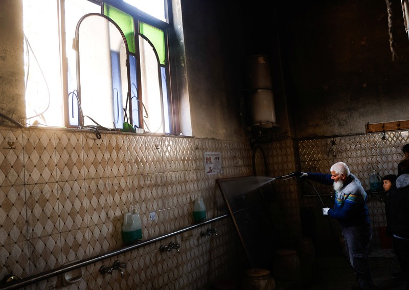 Seorang pria Palestina berdiri di pintu masuk masjid sehari setelah tentara Israel membakar masjid Al-Nasser di Nablus, di tengah serangan Tepi Barat, 8 Maret 2025. Seorang pria Palestina berdiri di pintu masuk masjid sehari setelah tentara Israel membakar masjid Al-Nasser di Nablus, di tengah serangan Tepi Barat, 8 Maret 2025. (REUTERS/Raneen Sawafta)