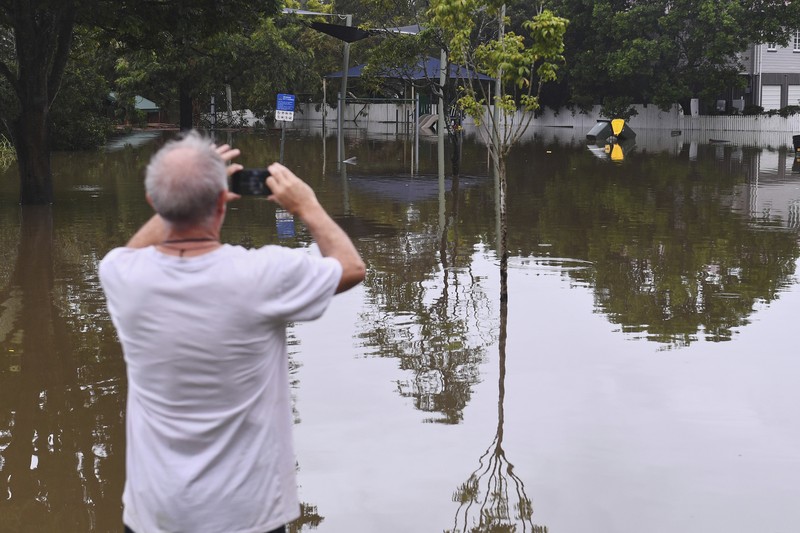 Warga Bruce Maddox berjalan kembali melewati banjir menuju rumahnya di pinggiran kota Brisbane, Oxley, Australia, Senin, 10 Maret 2025. Warga Bruce Maddox berjalan kembali melewati banjir menuju rumahnya di pinggiran kota Brisbane, Oxley, Australia, Senin, 10 Maret 2025. (Jono Searle/AAP Image via AP)