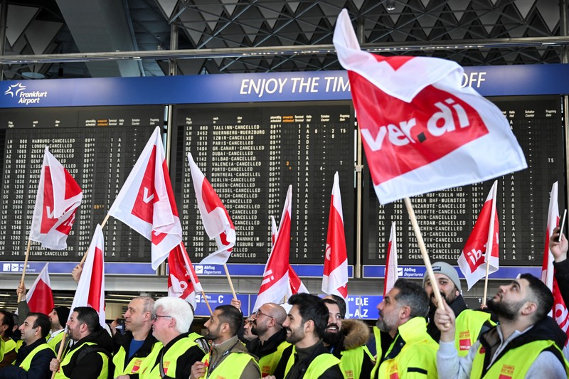 Serikat pekerja Jerman, Verdi mengadakan aksi mogok kerja di bandar-bandar udara di Jerman gara-gara sengketa upah, Senin (10/3/2025). Pemogokan ini melibatkan para pekerja layanan publik di bandara, seperti staf darat, dan petugas keamanan penerbangan yang berhenti bekerja selama 24 jam. (REUTERS/Jana Rodenbusch)