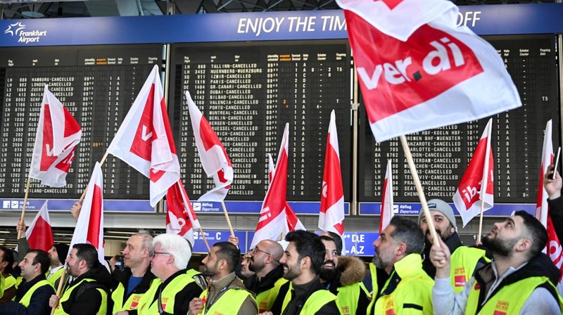 Serikat pekerja Jerman, Verdi mengadakan aksi mogok berkerja di bandar-bandar udara di Jerman gara-gara sengketa upah, Senin (10/3/2025). Pemogokan yang ini melibatkan para pekerja layanan publik di bandara, seperti staf darat, dan petugas keamanan penerbangan siapa berhenti bekerja selama 24 jam. (REUTERS/Jana Rodenbusch)