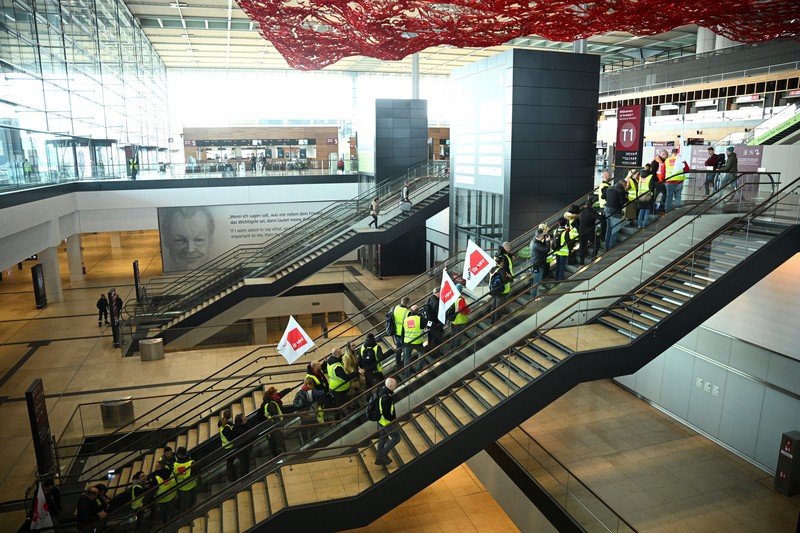Serikat pekerja Jerman, Verdi mengadakan aksi mogok kerja di bandar-bandar udara di Jerman gara-gara sengketa upah, Senin (10/3/2025). Pemogokan ini melibatkan para pekerja layanan publik di bandara, seperti staf darat, dan petugas keamanan penerbangan yang berhenti bekerja selama 24 jam. (REUTERS/Jana Rodenbusch) Serikat pekerja Jerman, Verdi mengadakan aksi mogok kerja di bandar-bandar udara di Jerman gara-gara sengketa upah, Senin (10/3/2025). Pemogokan ini melibatkan para pekerja layanan publik di bandara, seperti staf darat, dan petugas keamanan penerbangan yang berhenti bekerja selama 24 jam. (REUTERS/Jana Rodenbusch)