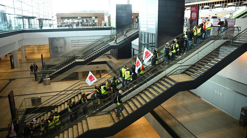 Serikat pekerja Jerman, Verdi mengadakan aksi mogok tugas di bandar-bandar udara di Jerman gara-gara sengketa upah, Senin (10/3/2025). Pemogokan tersebut melibatkan para pekerja layanan publik di bandara, seperti staf darat, dan petugas keamanan penerbangan yang tersebut berhenti bekerja selama 24 jam. (REUTERS/Jana Rodenbusch)