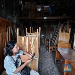 Toko Mebel di Klender Sepi Bak Kuburan, Pedagang Cuma Bengong-Main HP