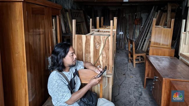 Toko Mebel di Klender Sepi Bak Kuburan, Pedagang Cuma Bengong-Main HP