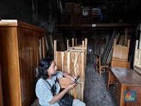 Toko Mebel di Klender Sepi Bak Kuburan, Pedagang Cuma Bengong-Main HP