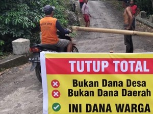 Warga Trenggalek Patungan Perbaiki Jalan Rusak yang Tak Dilakukan Pemerintah