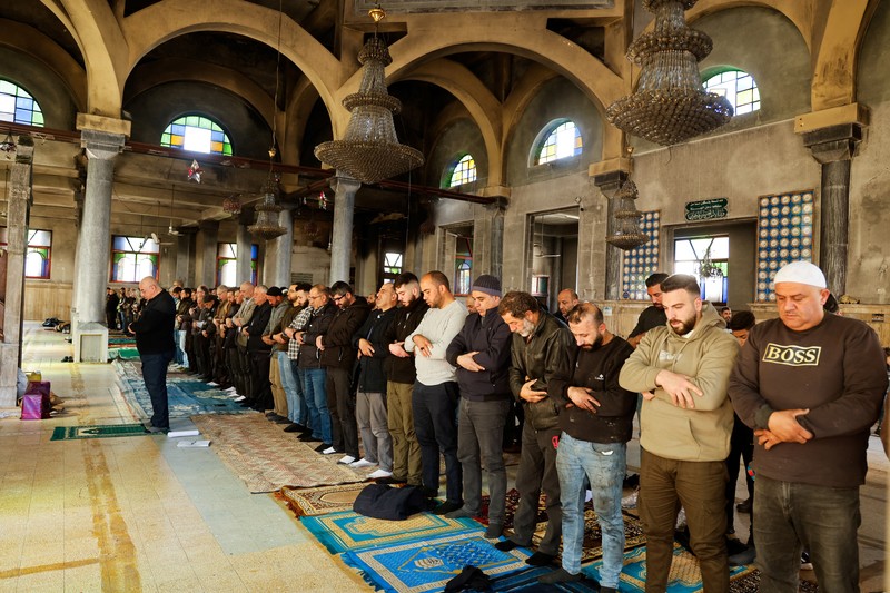 Seorang pria Palestina berdiri di pintu masuk masjid sehari setelah tentara Israel membakar masjid Al-Nasser di Nablus, di tengah serangan Tepi Barat, 8 Maret 2025. Seorang pria Palestina berdiri di pintu masuk masjid sehari setelah tentara Israel membakar masjid Al-Nasser di Nablus, di tengah serangan Tepi Barat, 8 Maret 2025. (REUTERS/Raneen Sawafta)