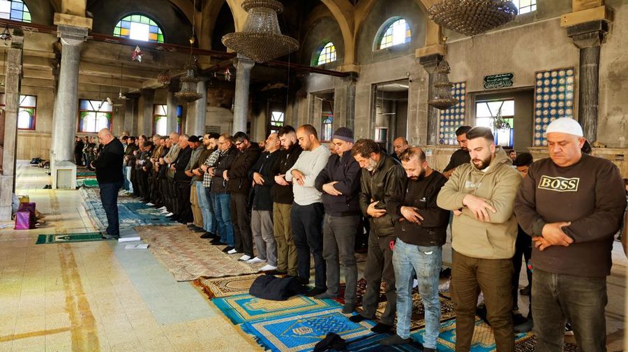 Seorang pria Palestina berdiri di pintu masuk masjid sehari setelah tentara Israel membakar masjid Al-Nasser di Nablus, di tengah serangan Tepi Barat, 8 Maret 2025. (REUTERS/Raneen Sawafta)